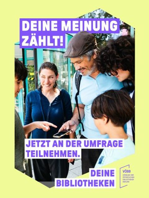 Personen vor einer Bibliothek - Plakat lädt zur Teilnahme an Umfrage ein