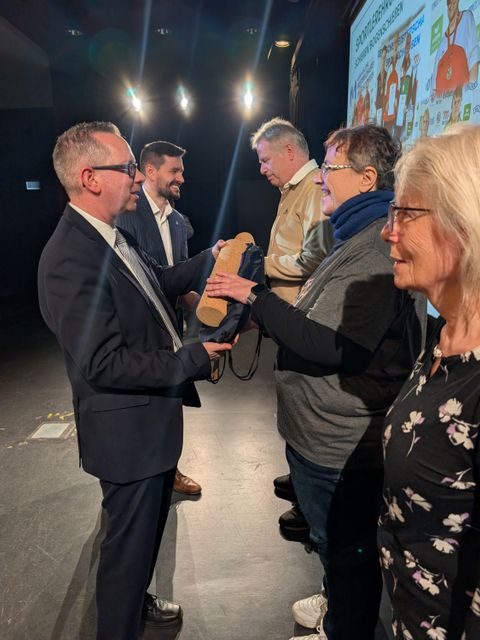 Bezirksbürgermeister Igel und Bezirksstadtrat Brauchmann überreichen Ehrungsgeschenke