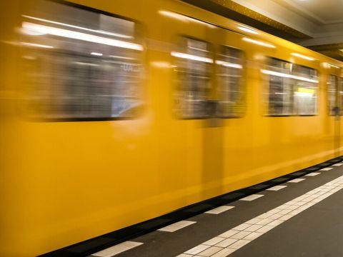 Berliner U-Bahn fährt aus Bahnhof heraus