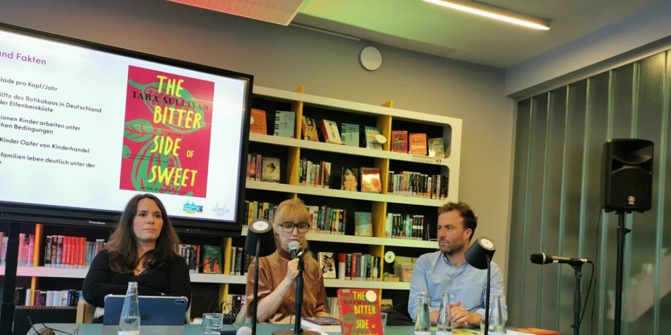 Der Abend verband die literarische Auseinandersetzung mit einer klaren politischen und entwicklungspolitischen Perspektive.