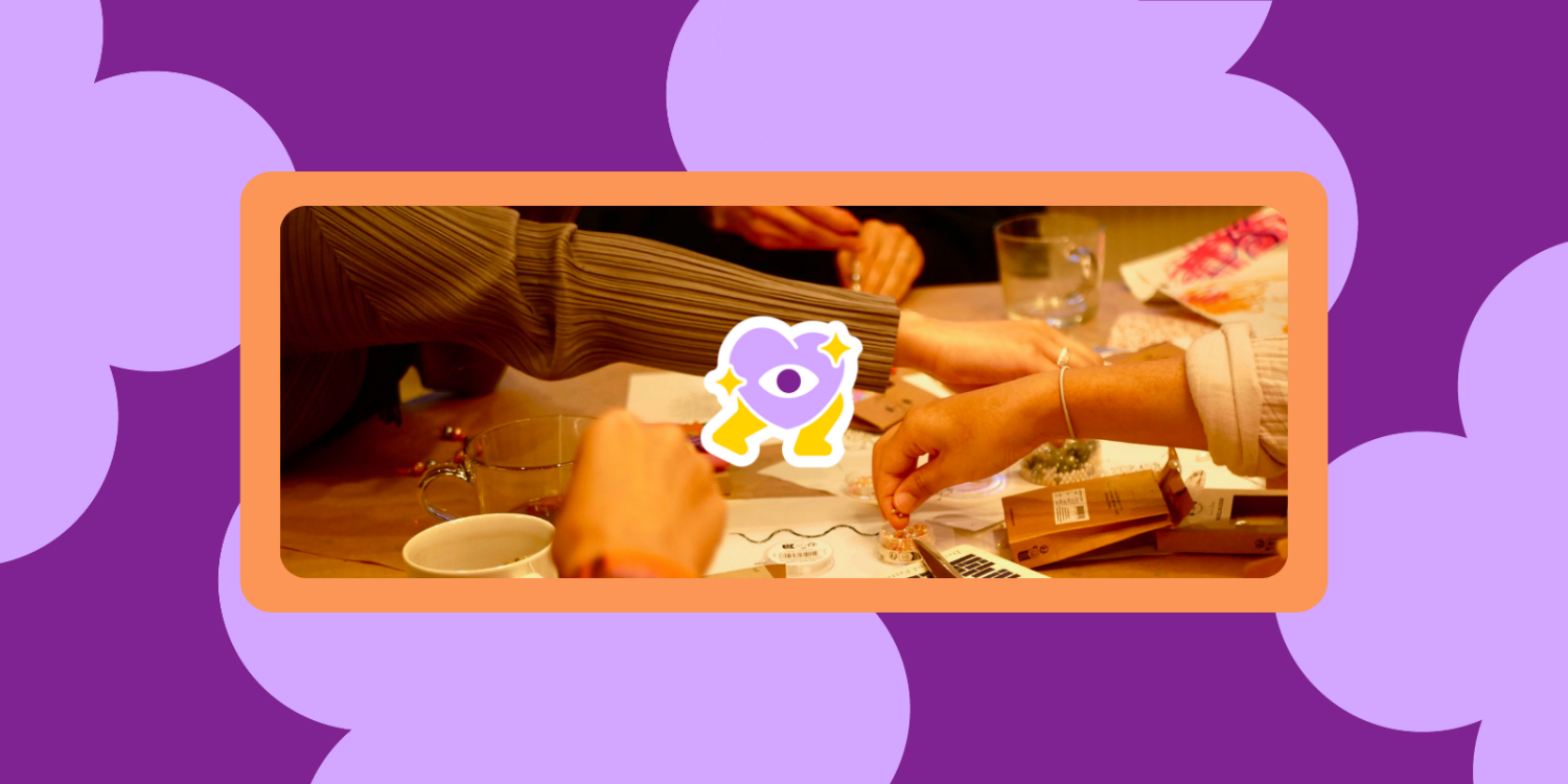 Grafik-Rahmen in Violett-Tönen um ein Fotomitiv von verschiedenen Händen, die gemeinsam etwas gestalten