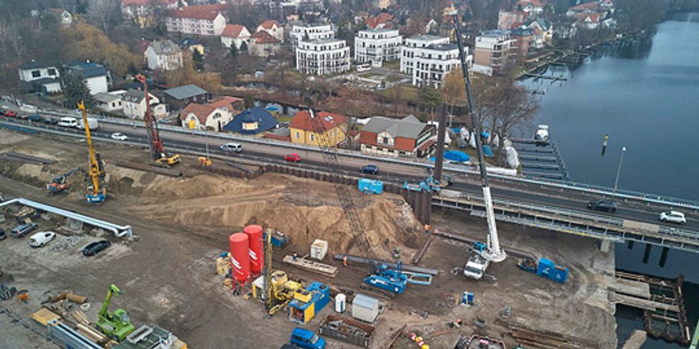Ersatzneubau der Salvador-Allende-Brücke: Spundwandeinbau Bereich Widerlager Nord im Dezember 2018