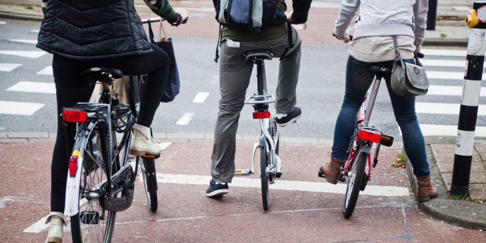 Drei Radfahrer an einer Ampel