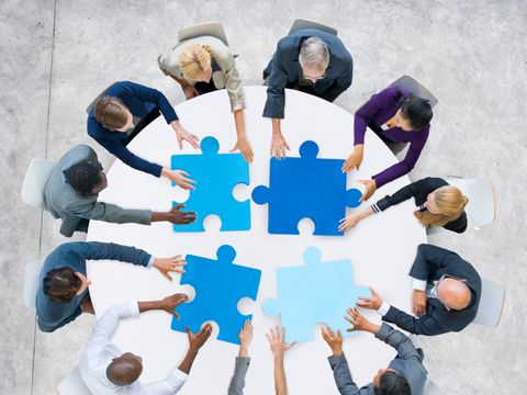 Geschäftsleute und Puzzleteile