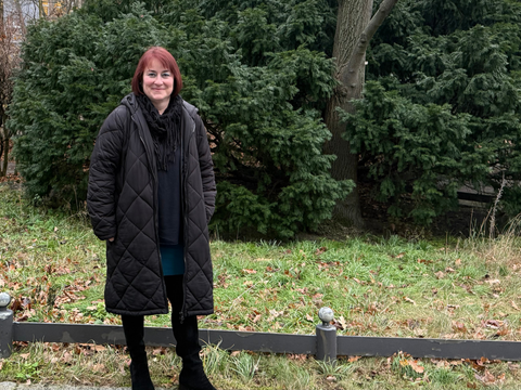 Astrid Rehbaum vor dem Bezirksamt Friedrichshain-Kreuzberg in der Yorkstraße