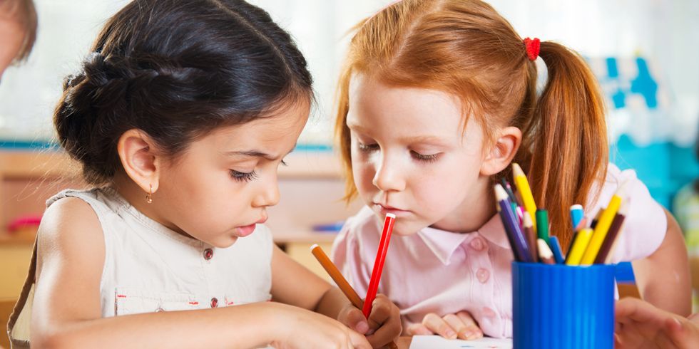Mädchen malen im Kindergarten