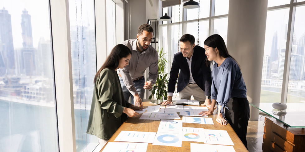 Besprechung unter Kollegen und Kolleginnen im Büro