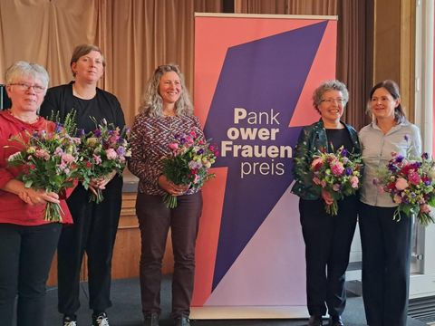Nominierte für den Pankower Frauenpreis 2026; vlnr: Antje Remke, Projekt Handwerkszeug, EWA e.V. - Frauenzentrum, Xochicuicatl e.V., Ursula Eva Rosito