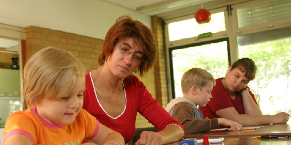 Lehrerin hilft Schüler im Unterricht