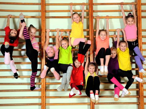 Sprossenwand voller Kinder