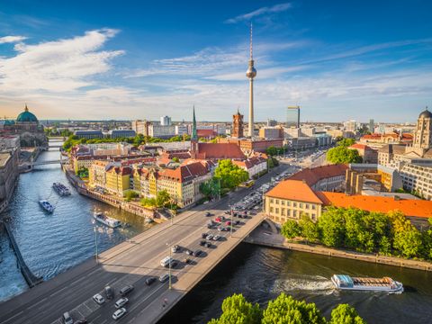 Berlin-Skyline-Panorama mit Spree Fluss bei Sonnenuntergang