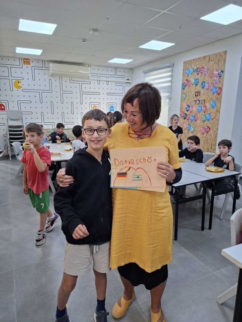 Beschenkte Kinder sagen ein herzliches "Dankeschön": Renate Schröder im Kinderhaus Ruhama
