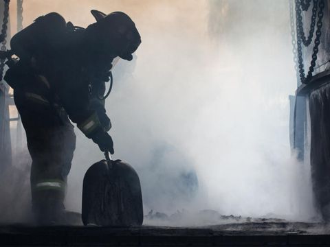 Brandbekämpfung eines brennenden Gebäudes.