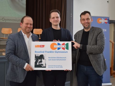 Feierliche Namensgebung des Rosalind-Franklin-Gymnasiums: Bezirksstadtrat Benjamin Fritz, Schulleiter Steffen Sladek und Staatssekretär Dr. Torsten Kühne (v.l.)