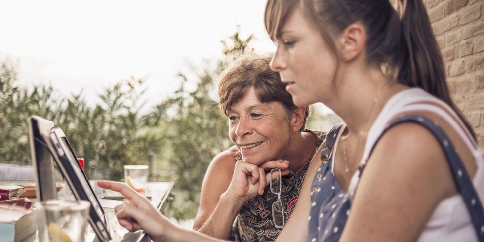 Mutter und Kind am iPad