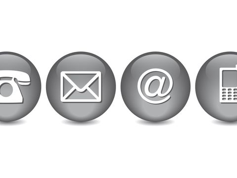 Symbole für ein Telefon, einen Briefumschlag, ein @-Symbol und ein Mobiltelefon