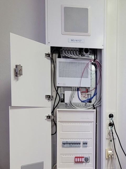 Innenansicht einer Mediensäule im Klassenraum (Bild: BA Reinickendorf)