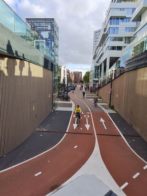 Einfahrt zum Fahrradparkhaus in Utrecht (Bild: Katharina Zapf)