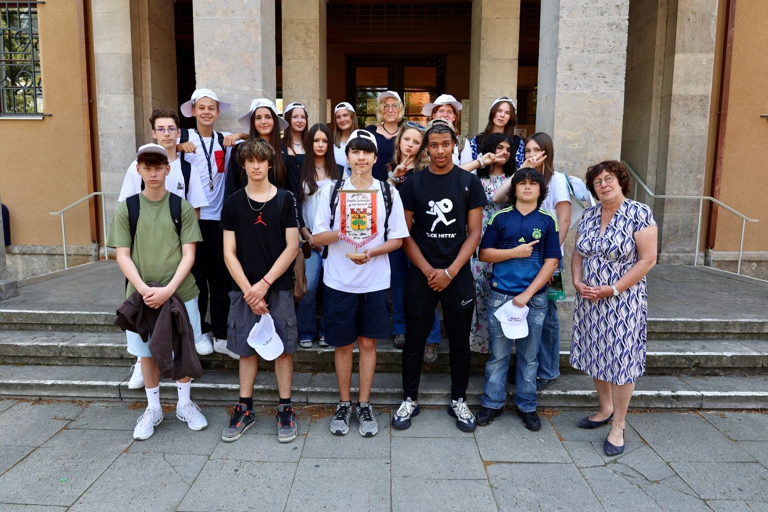 26. Juni 2025: Schülerinnen und Schüler der Gail-S.-Halvorsen-Schule zusammen mit Bezirksbürgermeisterin Schellenberg (1.v.r.) vor dem Rathaus Zehlendorf