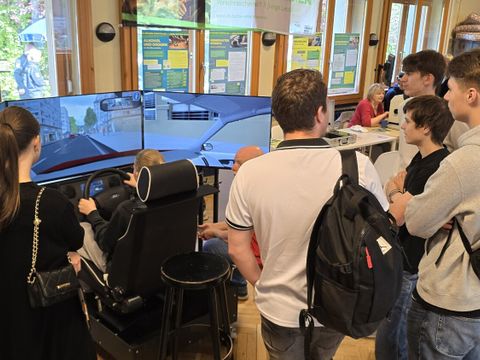 Großes Staunen verursacht der Fahrsimulator den Uwe Karck gemeinsam mit dem Bund gegen Alkohol und Drogen im Straßenverkehr (BADS), und der Deutschen Verkehrswacht mitgebracht hat