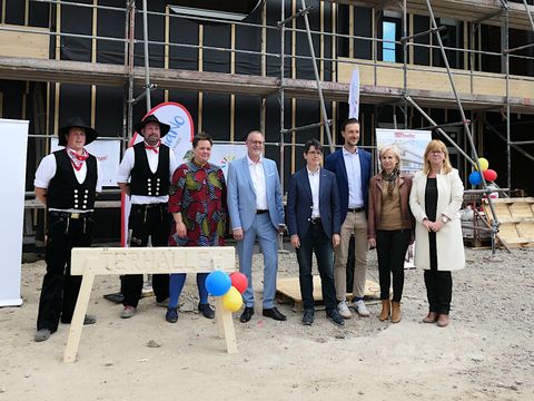 Gäste des Richtfestes Kita Havelländer Ring. J. Witt, H. Wessoly, G. Lemm, S. Obermeyer, F. Liecke, K. Dorgeist (v. rechts)