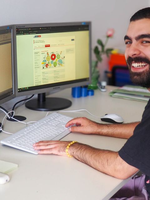 Auszubildender Milan am Arbeitsplatz