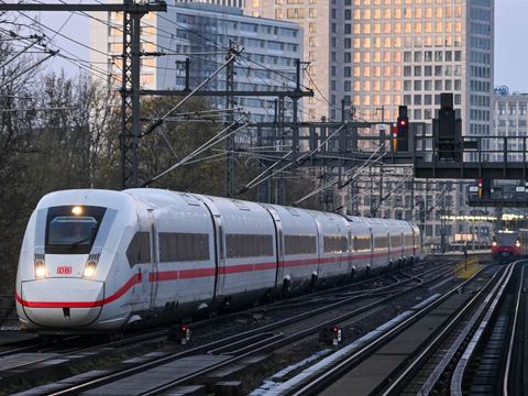ICE-Zug auf der Berliner Stadt-Bahn