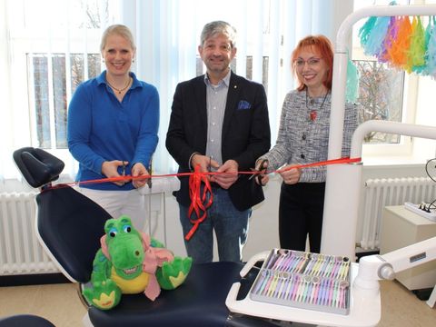 Von links nach rechts: Dr. Ihna Lanzerath, Leiterin des Zahnärztlichen Dienstes (ZÄD), Stadtrat Oliver Schworck und Amtsärztin Dr. Sina Bärwolff