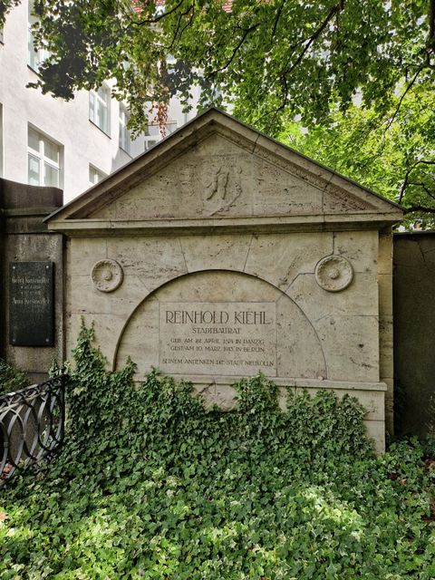 Grab von Freinhold Kiehl auf dem Sankt Jacobi Friedhof in Berlin-Neukölln mit Efeu überwachsen