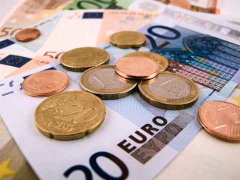 Euroscheine und Münzen