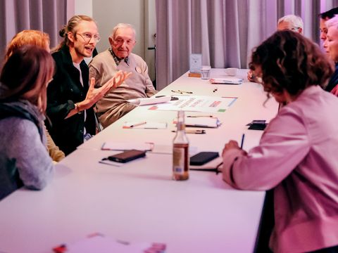 Teilnehmende diskutieren in den Zukunftswerkstätten. (Bild: Frank R. Schröder)