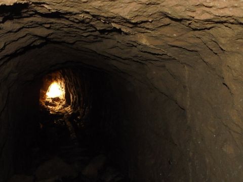 Blick durch den Fluchttunnel von Bohrloch 3 zu Bohrloch 2 (Bild: Kay-Uwe Uschmann, archaeofakt)