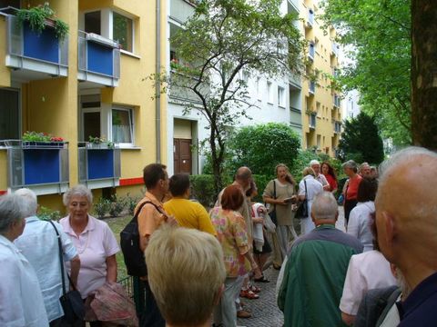 Vor dem Haus Prinzregentenstr. 77, Foto: KHMM