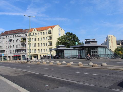 Die Julius-Leber-Brücke ist eine der "Übergänge" zur Roten Insel