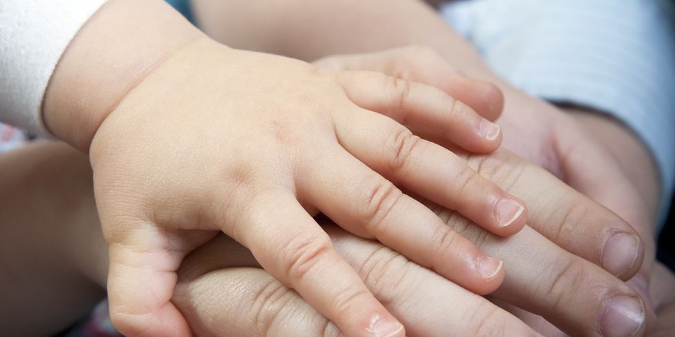 Hände einer ganzen Familie übereinander gestapelt