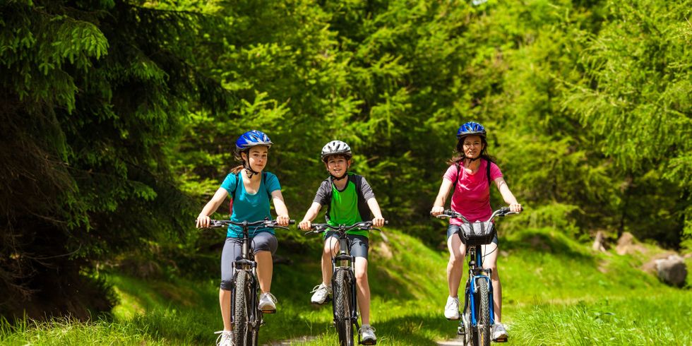 Radfahrende Kinder im Wald
