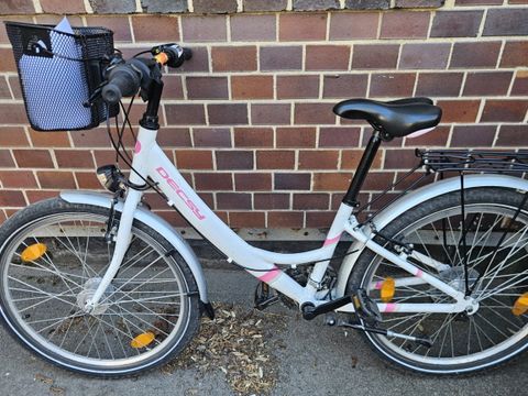 Weißes Kinderfahrrad