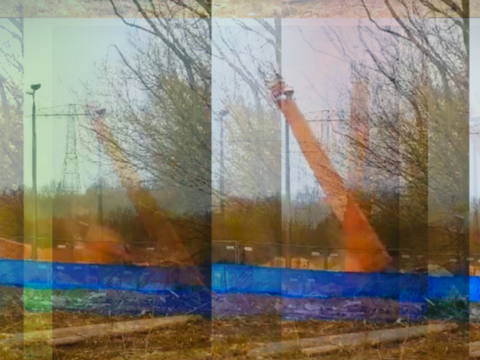 Das Bild zeigt die Sprengung eines Schornsteins.