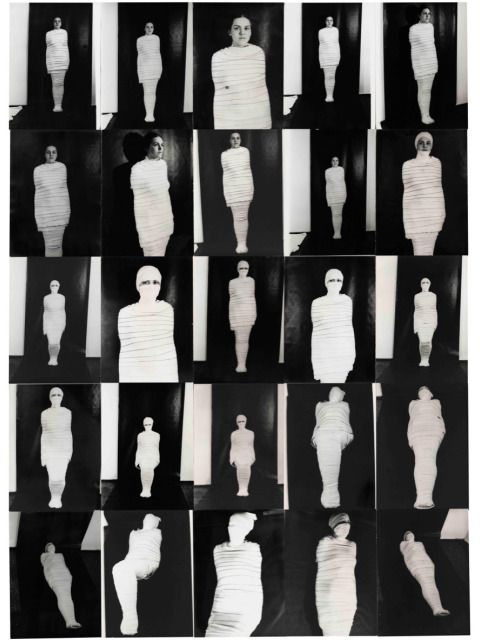 Gabriele Stötzer – Mumie, 1984, Akteurin: Claudia Räther, Idee und Fotografie: Gabriele Stötzer, Fotoserie aus 25 Vintages, Silbergelatine auf Barytpapier, Handabzüge der Künstlerin (Bild: © Gabriele Stötzer, VG Bild-Kunst, Bonn 2023 | Courtesy LOOCK Galerie, Berlin)