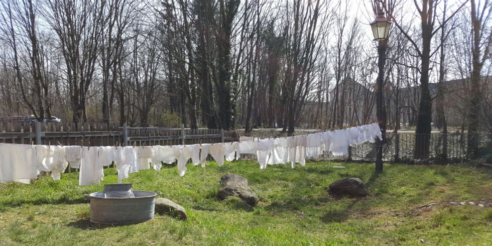 Wäsche hängt auf Leine