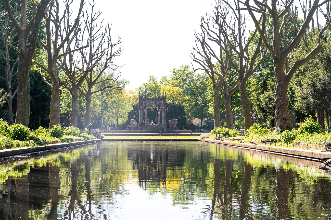 Märchenbrunnen und Spiegelbecken im von der Schulenburg Park