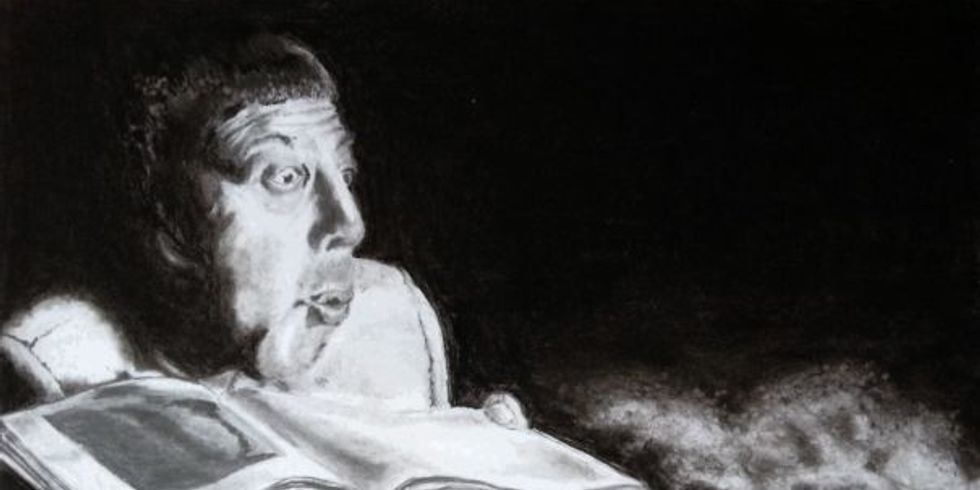 Mann bläst Staub vom Buch