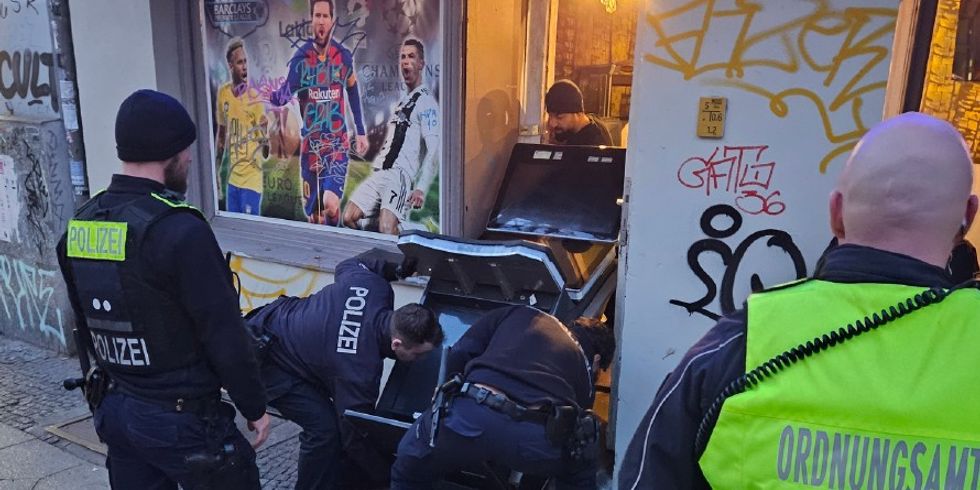 Im Rahmen des Einsatzes wurden insgesamt acht Glücksspielautomaten beschlagnahmt