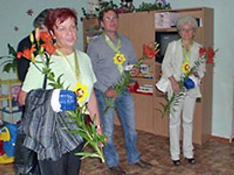 Christina Emmrich (links) mit Michael Räßler-Wolff und der Beauftragten des Bezirksamtes für Städtepartnerschaften, Karin Strumpf, im Waisenhaus Viseville