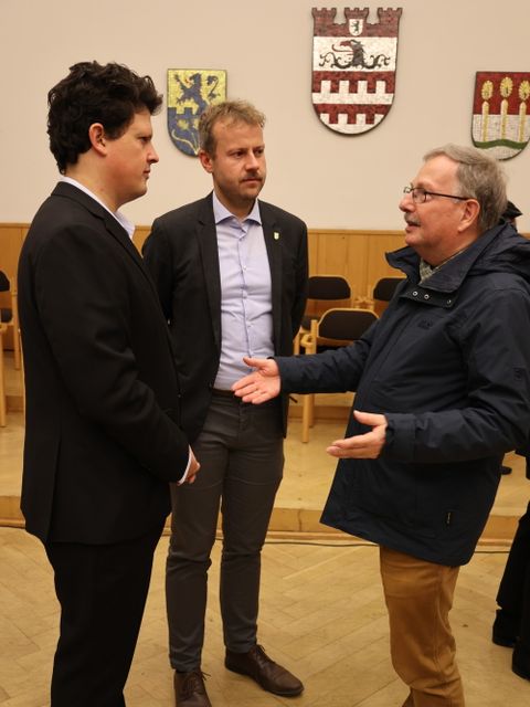 11. November 2025: Ins Gespräch vertieft - Bezirksstadtrat Patrick Steinhoff (Mitte) mit Kantor Hemi Levison (links) und dem stellv. Vorsitzenden des Städtepartnerschaftsvereins, Rolf Breidenbach