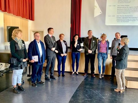 Die Expertenrunde des Fachtages Kindertagespflege und Pflegekinder im Austausch mit Bezirksstadtrat Tobias Dollase (3. vl) und Jugendamtsdirektor Thomas Wackermann (2. vl). (Bild: Reinhard Fibich)