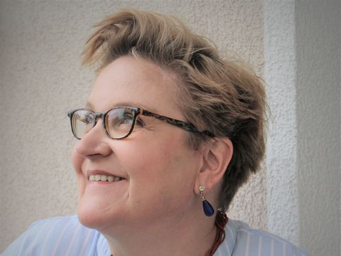 Ein Portraitbild der Kursleiterin Ines Elsner. Sie lächelt und schaut dabei aus dem Bild raus.