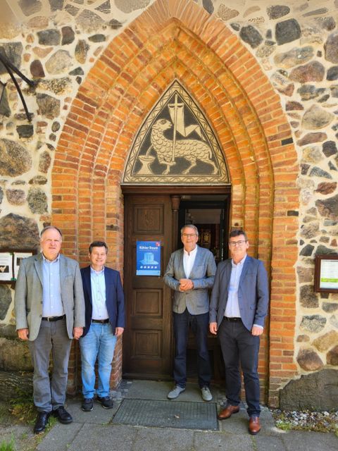 (v.l.n.r.) Pfarrer Volker Lübke, Bezirksstadtrat Uwe Brockhausen, Superintendent Thomas Harms, Leiter der Organisationseinheit Qualitätsentwicklung, Planung und Koordination im öffentlichen Gesundheitsdienst (QPK) Marko Zoschke (Bild: BA Rdf)