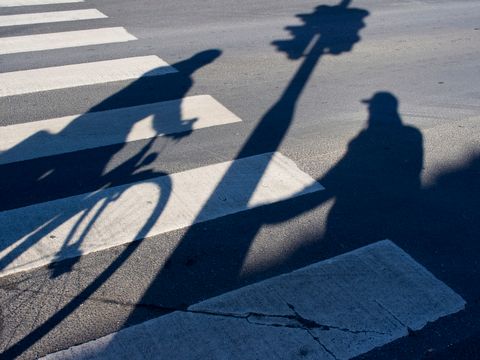 Zwei MEnschen am Fußgängerüberweg