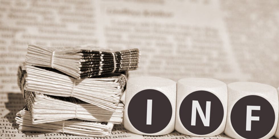 Infowürfel_neben_Zeitungsstapel